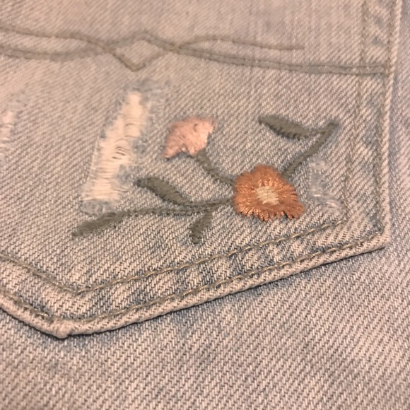 Lucky Brand Stonewashed Denim Jeans with Rips and Embroidered details Size 24 - Picture 12 of 14
